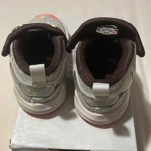 Nike LeBron XIX - Picture 3 of 4